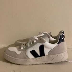 Women’s Veja women’s sneakers EUR size 37 (US size 6)